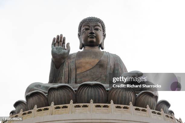 tian tan big buddha, ngong ping, lantau, hong kong - grote boeddha stockfoto's en -beelden