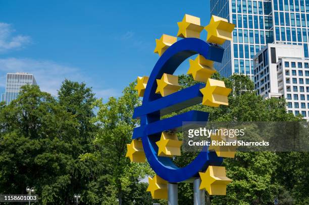 euro symbol, frankfurt, germany - banco central europeu - fotografias e filmes do acervo