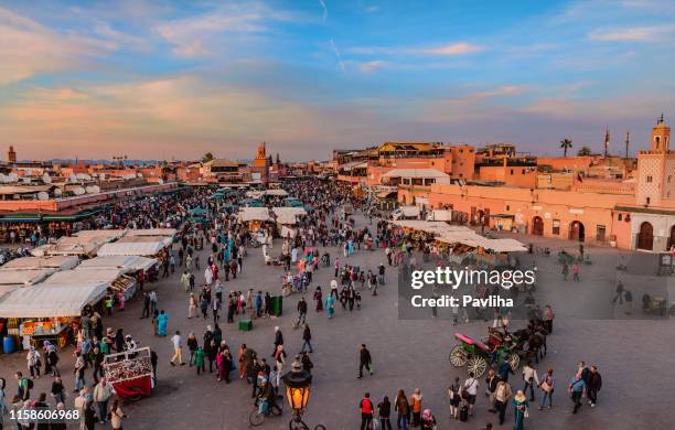 avond djemaa el fna plein met koutoubia-moskee, marrakech, marokko, noord-afrika - marrakech stockfoto's en -beelden