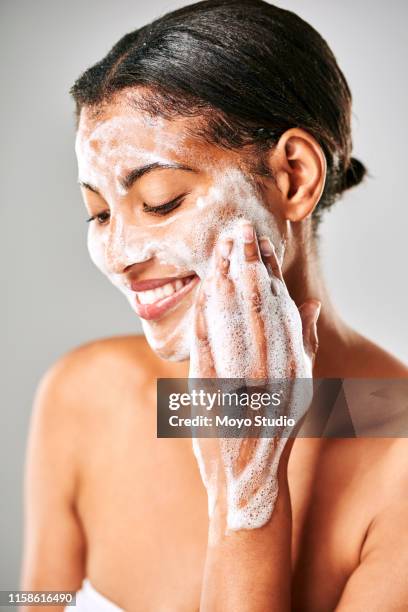 schone huid is een gezonde huid - facial cleanser stockfoto's en -beelden