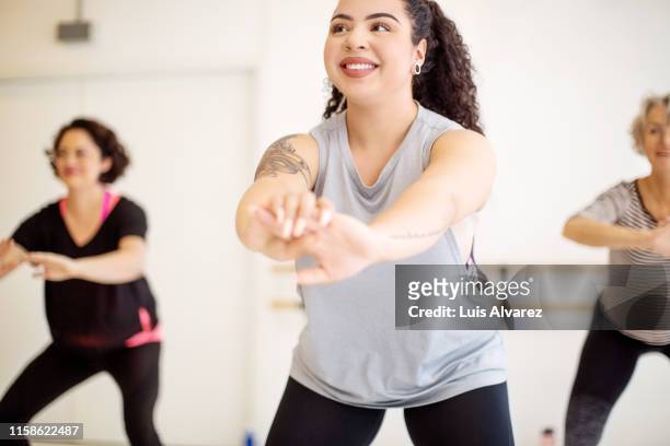 female students learning fitness dance in a class - large group of people photos et images de collection
