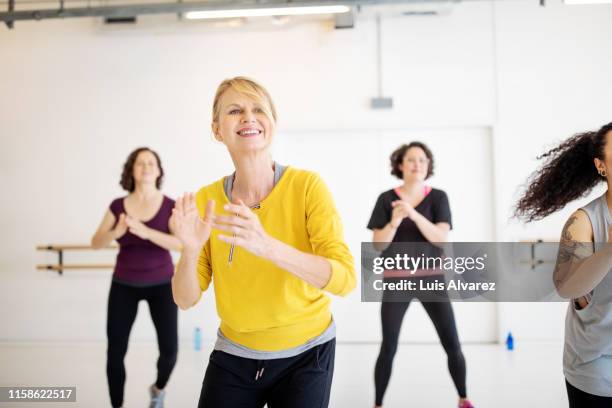 students enjoying a fitness dance in class - woman dance studio stock pictures, royalty-free photos & images