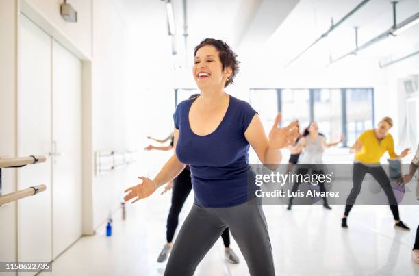 women doing a fitness dance in a class - zumba fitness stockfoto's en -beelden