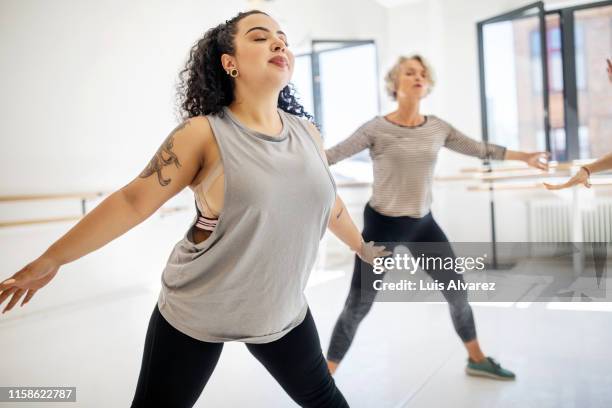 women doing fitness dance at health club - beautiful voluptuous women stock pictures, royalty-free photos & images