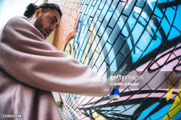 artista dos grafittis com dreadlocks - street artist - fotografias e filmes do acervo