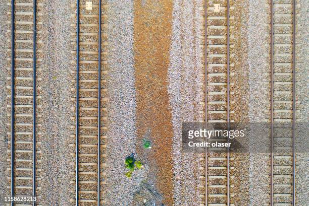 vía ferroviaria vista desde arriba - rail fotografías e imágenes de stock