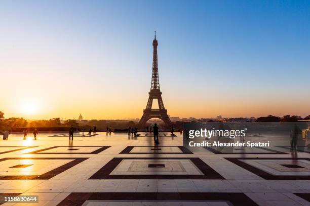 eiffel tower and trocadero square at sunrise, paris, france - champ de mars stock pictures, royalty-free photos & images