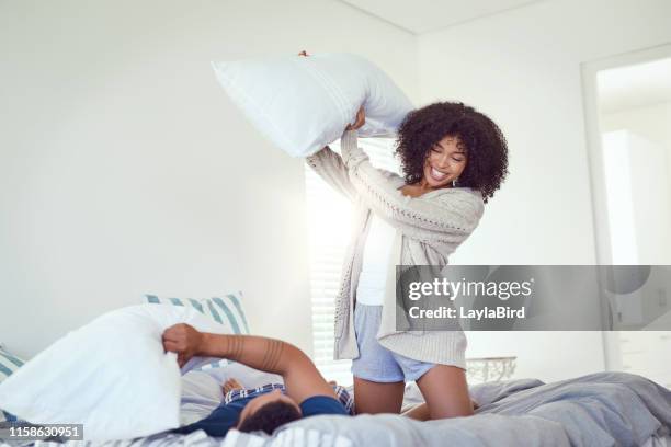 mal sehen, wie sie das nehmen! - kissenschlacht paar stock-fotos und bilder