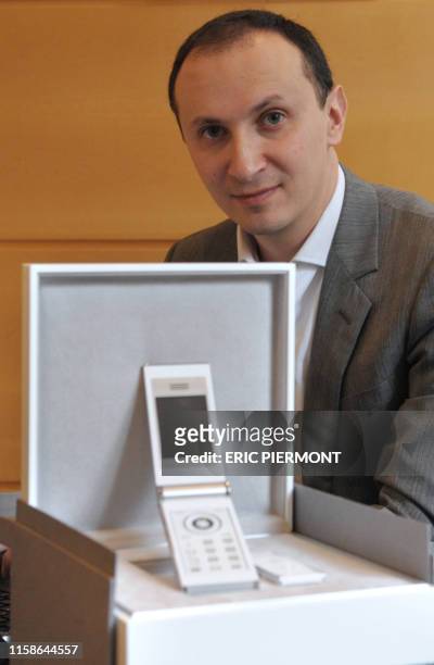 Le PDG de ModeLabs Stéphane Bohbot pose le 11 février 2010 dans son bureau à Paris. Clapet serti de diamants ou recouvert d'une marqueterie en nacre,...