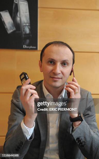 Le PDG de ModeLabs Stéphane Bohbot pose le 11 février 2010 dans son bureau à Paris. Clapet serti de diamants ou recouvert d'une marqueterie en nacre,...