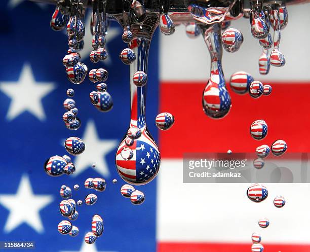 bandeira americana reflectido na água gotas - 4th imagens e fotografias de stock