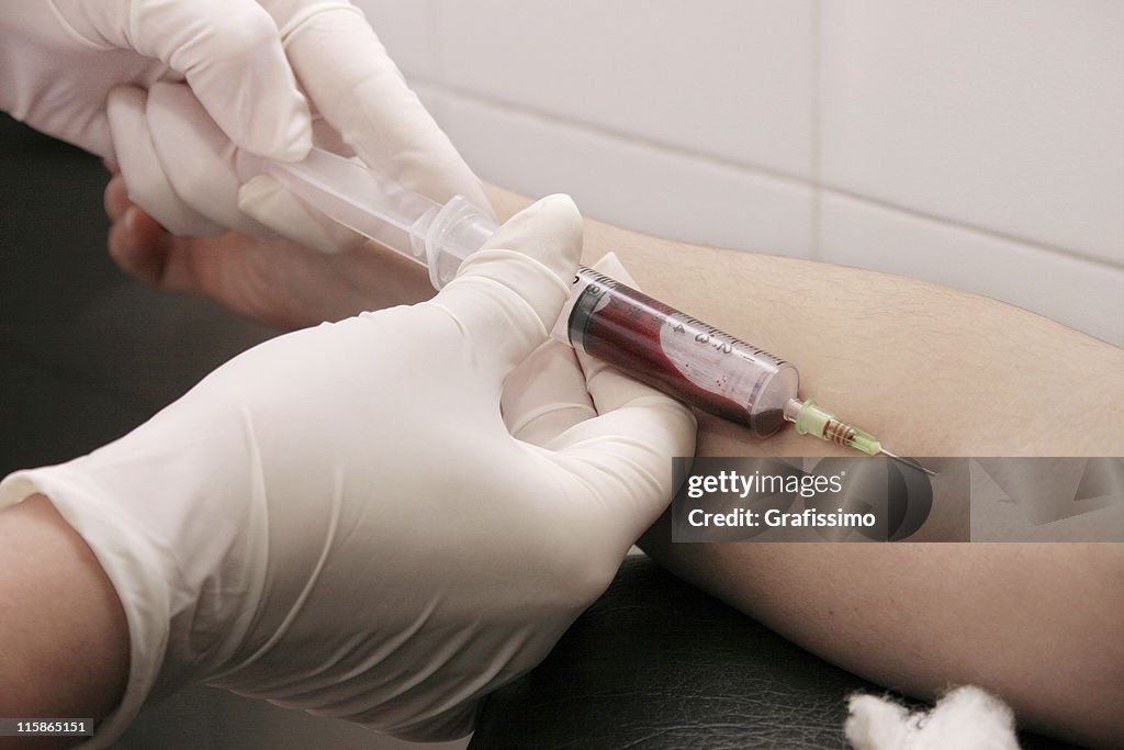 Extracção de sangue com seringa no hospital