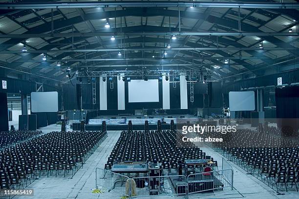 dark blue-toned large empty auditorium hall - groot stockfoto's en -beelden