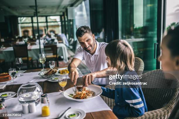 portret van gelukkige familie eten in het restaurant - restaurant kids stockfoto's en -beelden