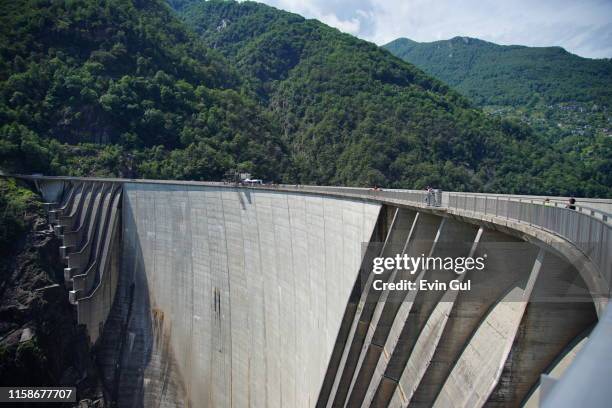 extremely high dam in switzerland - valle verzasca stock-fotos und bilder