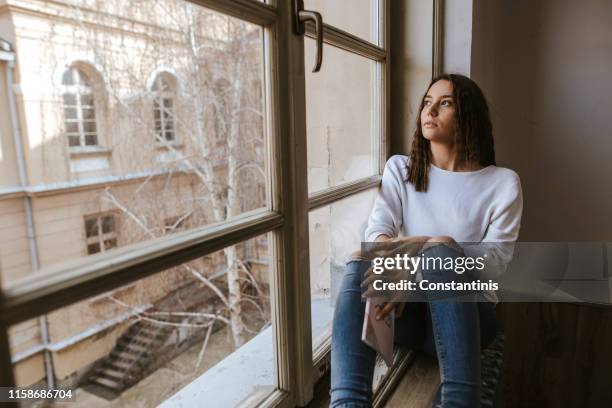 teenager-mädchen mit notizen in einer schule - lonely stock-fotos und bilder