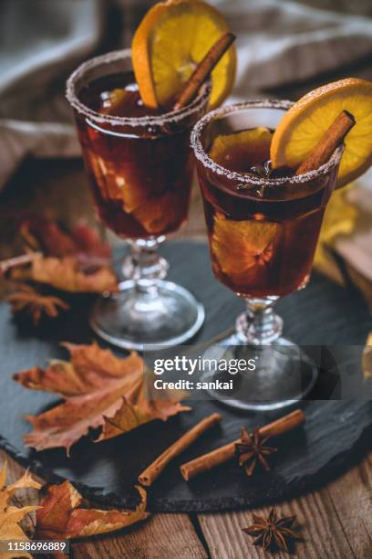 herbstcocktail - glühwein mit saftigem orange und gewürzen - allspice stock-fotos und bilder