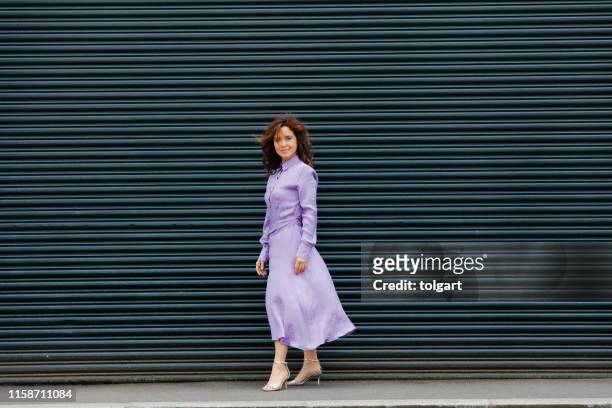 beautiful  woman in urban background - saia roxa imagens e fotografias de stock