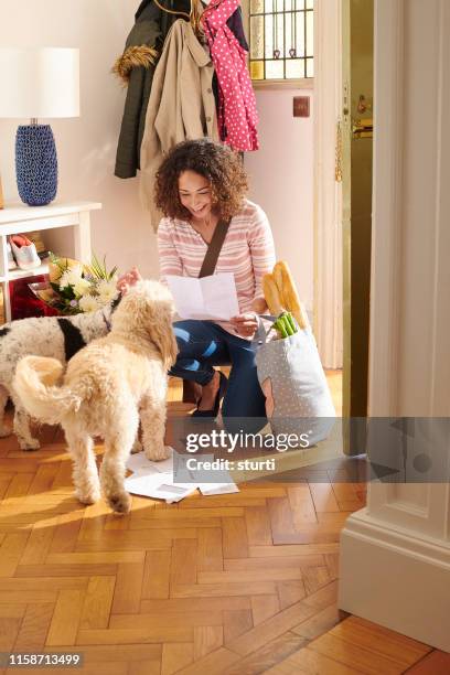 good news in the post - homecoming imagens e fotografias de stock