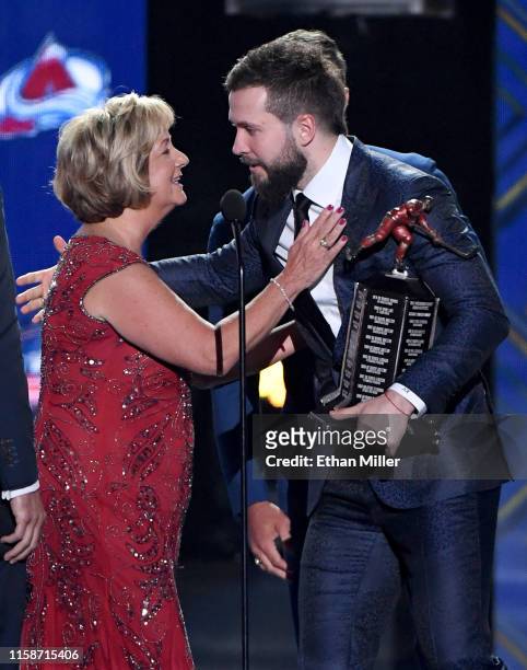 Vice President of the Ted Lindsay Foundation and Ted Lindsay's daughter Lynn LaPaugh presents the Ted Lindsay Award to Nikita Kucherov of the Tampa...