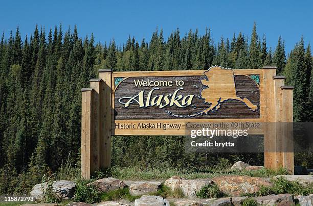 painel de boas-vindas do alaska highway na fronteira do alasca - alasca imagens e fotografias de stock