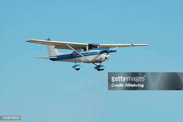 private airplane cessna 172 in clear blue sky - propellervliegtuig stockfoto's en -beelden