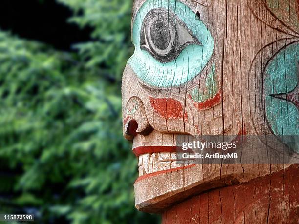 alaska totem pole - revillagigedo island alaska stockfoto's en -beelden