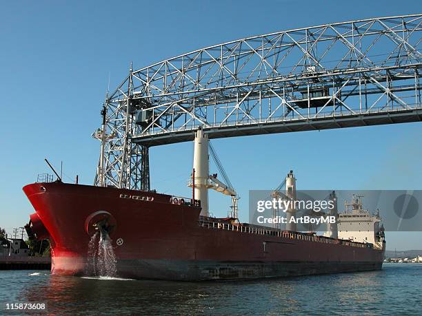 duluth levante ponte e navio - ponte de arco de ponte imagens e fotografias de stock