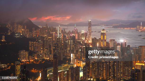 panorama-luftaufnahme des hongkong stadtbildes skyline bei sonnenuntergang der famaus touristischen ort in hong kong - tsim sha tsui stock-fotos und bilder