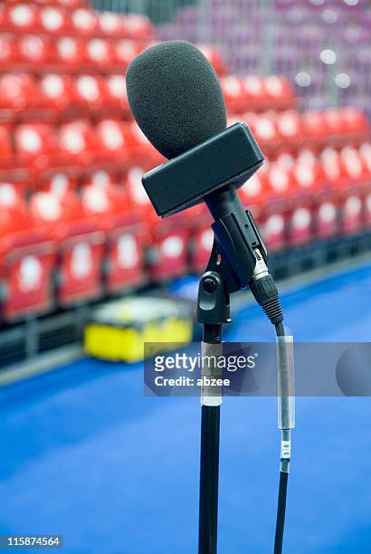los comentaristas micrófono - television commentator fotografías e imágenes de stock
