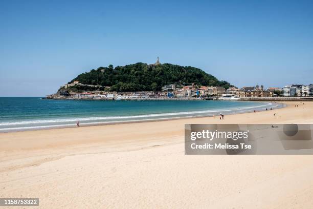 beach of la concha in san sebastian - playa de la concha fotografías e imágenes de stock