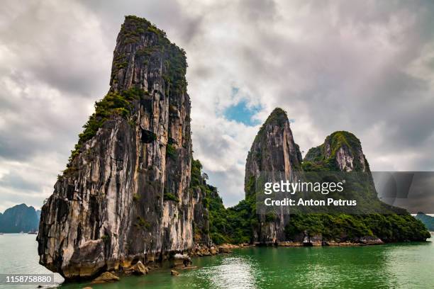rocky islands in halong bay, vietnam - ハロン湾 ストックフォトと画像
