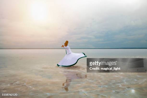 coucher du soleil et tourbillonnant à la mer, sufi. le tourbillon soufi (turc : semazen) est une forme de sama ou de méditation physiquement active qui a pris naissance parmi les soufis. - konya photos et images de collection