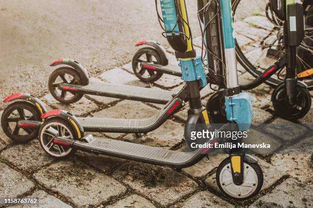 electric push scooter for public use - step stockfoto's en -beelden