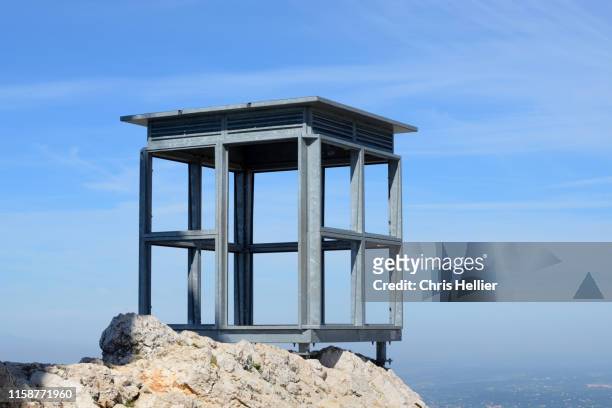 fire lookout tower or observation post on mont sainte victoire provence - 監視塔 ストックフォトと画像