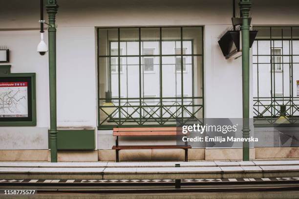 station platform - andén de estación de metro fotografías e imágenes de stock