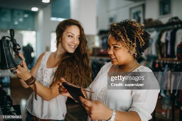 junge frauen vintage kleidung einkaufen - schwarze handtasche stock-fotos und bilder