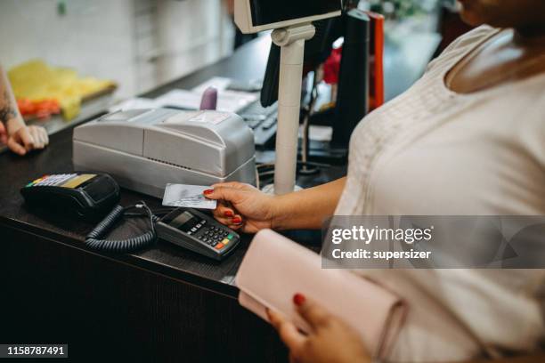 Handheld Casher 99 Cashier Handing Receipt To Customer Stock Photos, High-Res Pictures ...