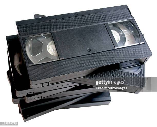 stapel von retro-vhs-video kassette bänder - video stock-fotos und bilder