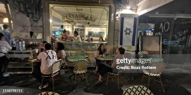 vibrant night life in jerusalem's nahalat shiv'a neighbourhood. - nahalat shiva stock pictures, royalty-free photos & images