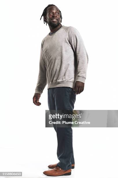 portrait of man with dreadlocks in studio - full body isolated stockfoto's en -beelden