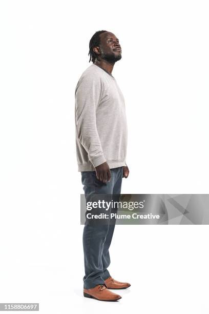 portrait of man with dreadlocks in studio - estar de pie fotografías e imágenes de stock