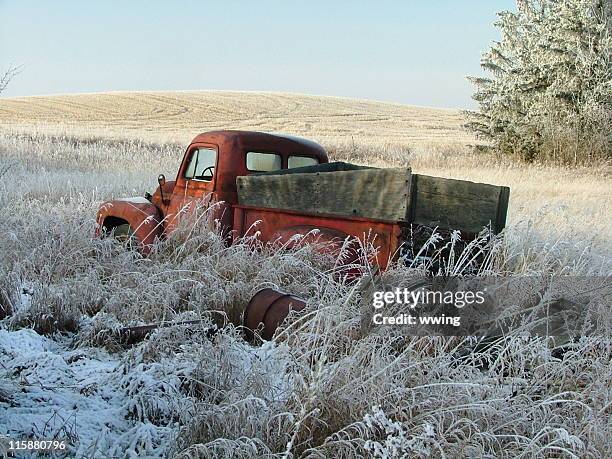 farmer's truck broken und verlassenen - alberta farm scene stock-fotos und bilder