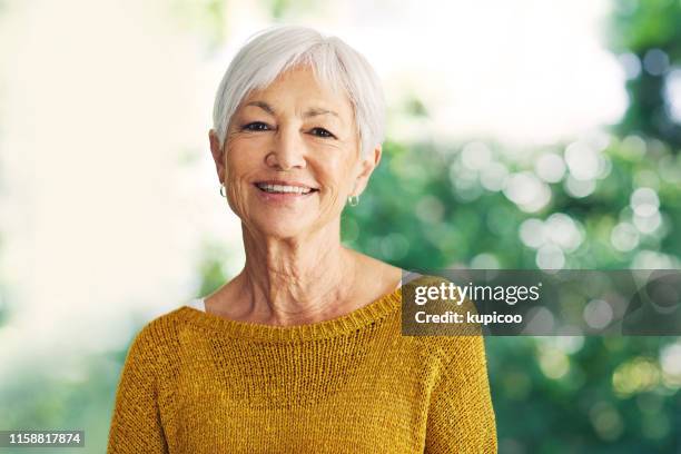 los años grises son los buenos años - canas fotografías e imágenes de stock