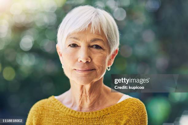 contenu avec la qualité de ma vie - visage sans expression photos et images de collection