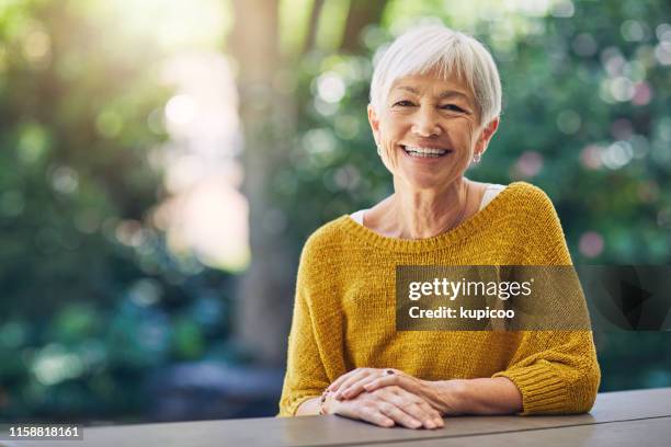 la vita riguarda i momenti che ti hanno fatto sorridere - donne anziane foto e immagini stock