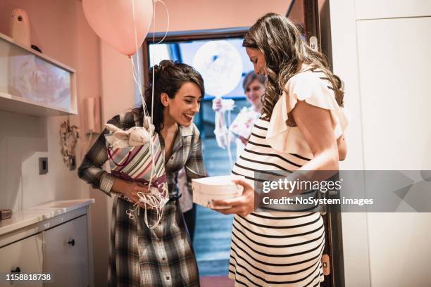 komen in baby shower party - pregnant women greeting stockfoto's en -beelden