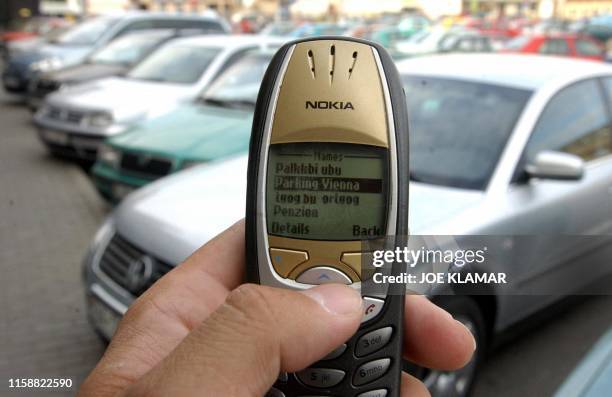 Une personne envoie un SMS, le 17 septembre 2003 à Vienne en Autriche, pour payer sa place de parking. Vienne va devenir à partir du 1er octobre 2003...