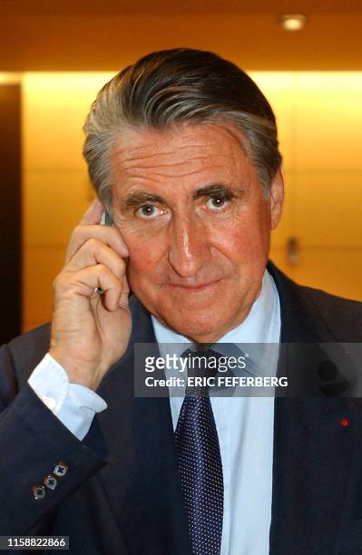 Ernest-Antoine Seillière, président du Medef, téléphone au siège de l'organisation patronale où il doit donner une conférence de presse le 16...