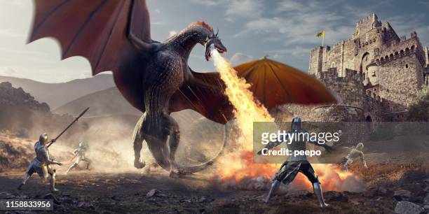 medeltida riddare slåss huge fire andning dragon nära castle - fantasy bildbanksfoton och bilder